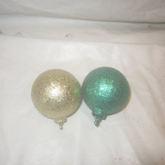 RETRO SET OF 2 ROUND PLASTIC GLITTER CHRISTMAS ORNAMENTS 1 GREEN 1 GOLD - Picture 4 of 4